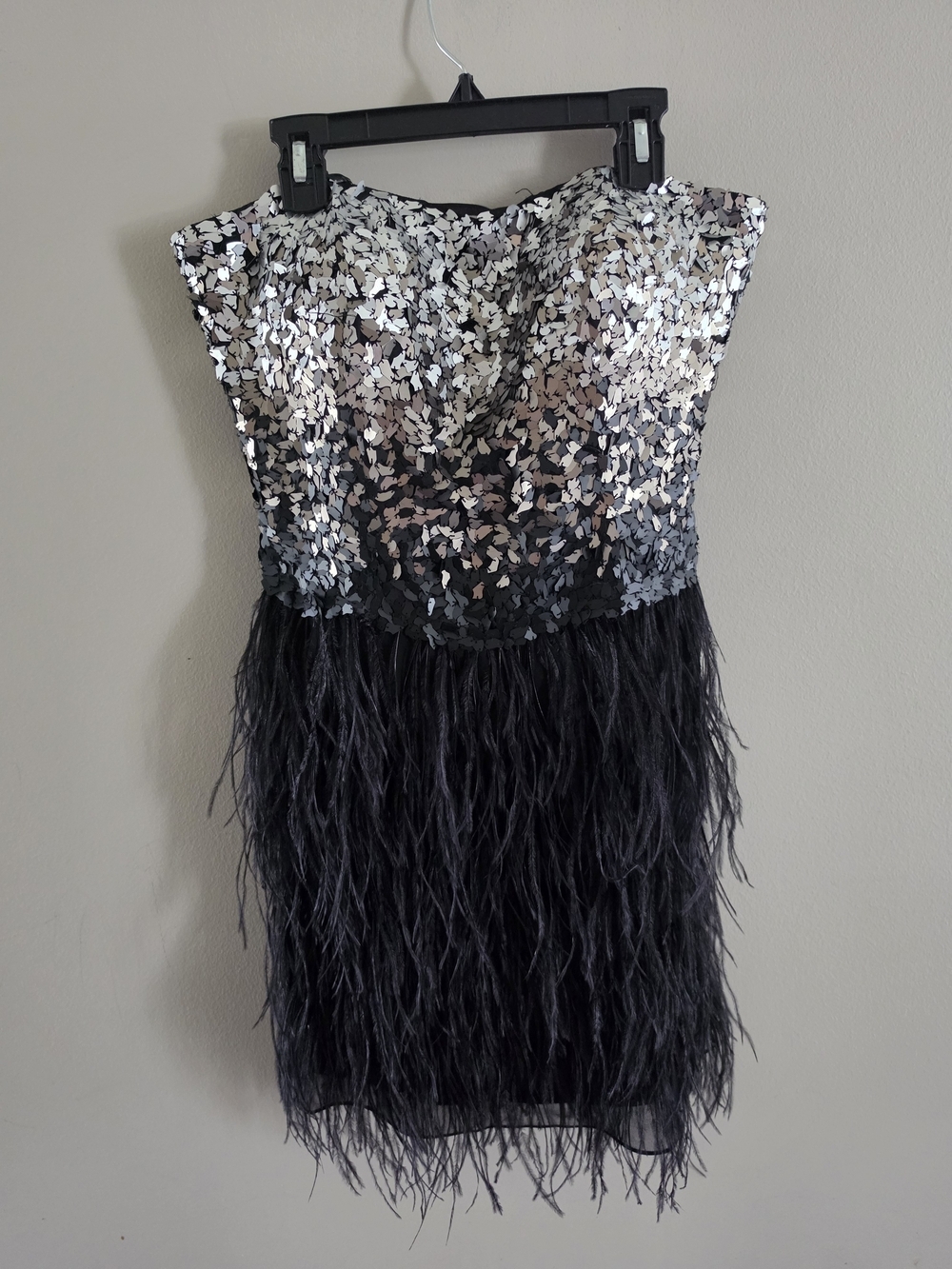 Tony Bowls Sequin & Feather Cocktail Dress – Size 6 ✨